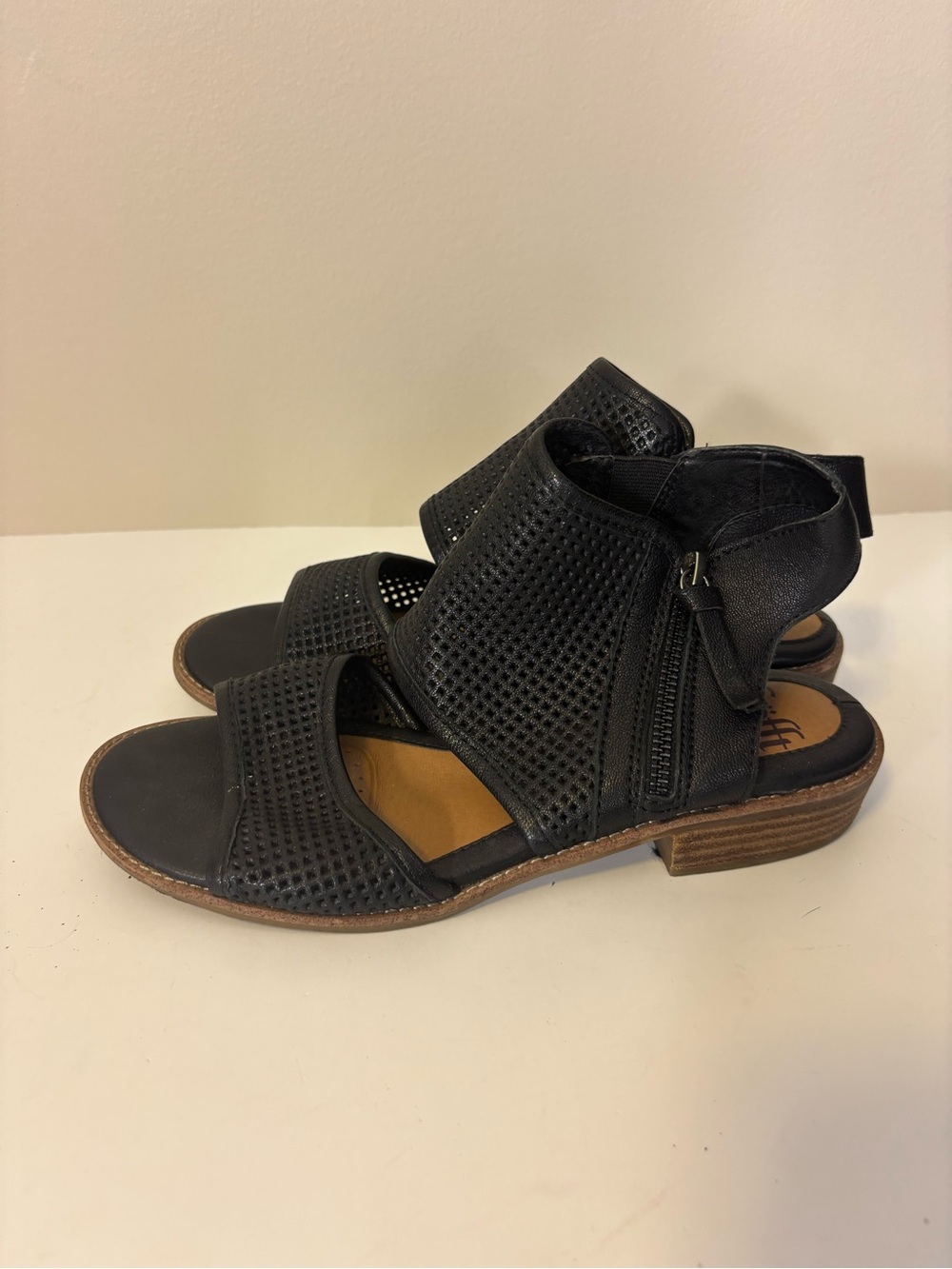 Sofft Black Perforated Leather Low Heel Sandals Women’s 8 - Picture 4 of 7